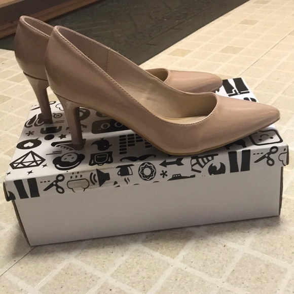 ❗️SOLD❗️Nude Heels - Picture 4 of 7